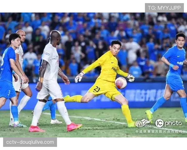 场边观察:南通支云教练组频繁查看平板数据,实时调整进攻策略