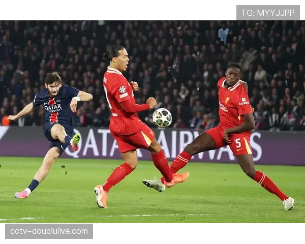 巴黎圣日耳曼2-1逆转巴萨，姆巴佩点射锁定胜局